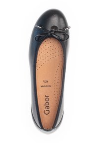 Zwarte leren balletschoenen met ronde neus, decoratieve strik en gevoerde binnenzool. Beschikt over een geperforeerde structuur en een reliëf merknaam aan de binnenkant.