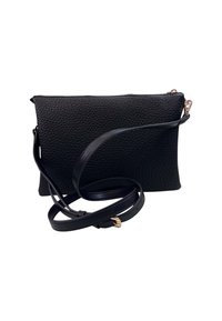 Borsa a pochette in pelle nera con superficie texture, dotata di chiusura con zip e tracolla rimovibile.