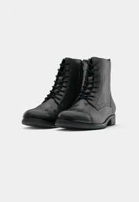 Melnas ādas potītes zābaki ar apaļu purngalu, auklām izsietu priekšpusi, dekoratīvām šuvēm un sānu rāvējslēdzēju, ar zemu blokveida papēdi.