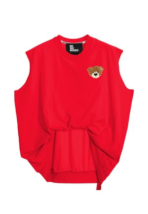 Top rojo sin mangas con escote redondo, detalle de nudo en el dobladillo y pequeña cara de osito marrón en el lado izquierdo del pecho.