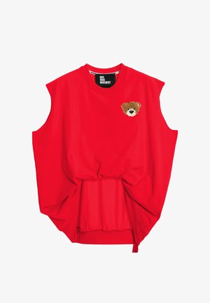 Top rojo sin mangas con escote redondo, detalle de nudo en el dobladillo y pequeña cara de osito marrón en el lado izquierdo del pecho.