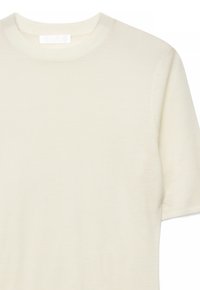 Roomkleurig gebreid shirt met korte mouwen en een ronde halslijn, plat weergegeven met zicht op de bovenkant van de voorkant en de rechtermouw.