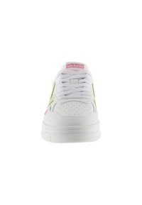 Sneaker blanche avec une tige en cuir lisse, accents verts et logo rose. Présente un bout rond, un design à lacets et des détails perforés.