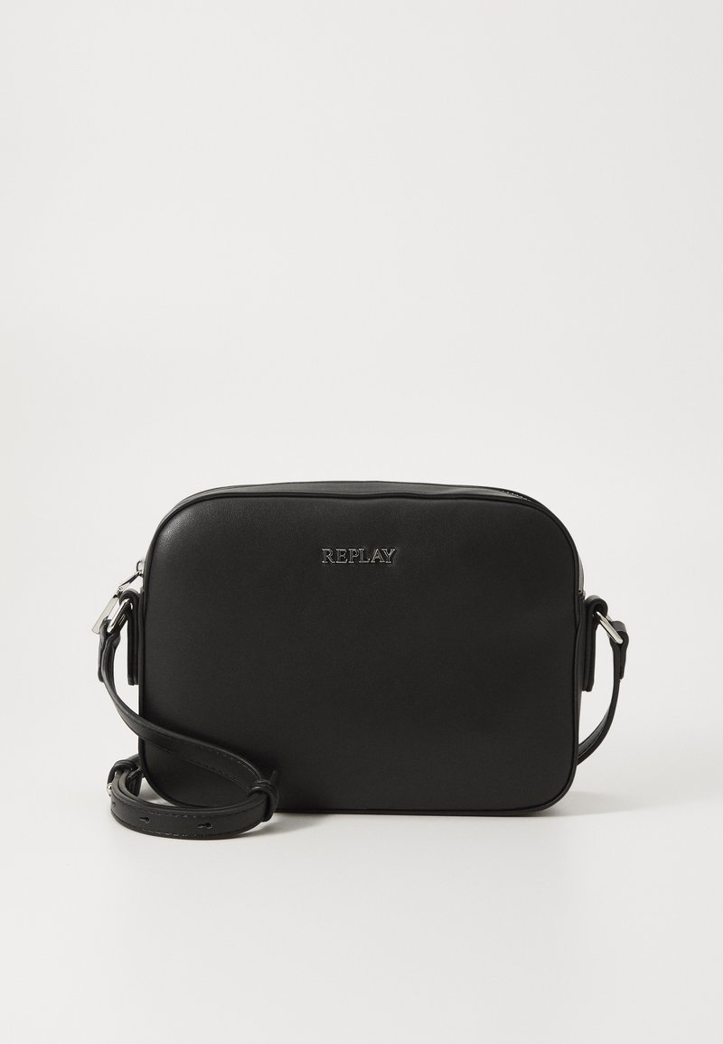 Geantă crossbody din piele neagră, cu o textură netedă, formă rectangulară și curea ajustabilă. Prezintă logo-ul "REPLAY" pe partea din față.