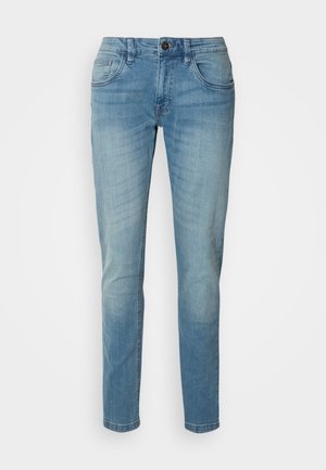 Jean en denim bleu clair, coupe droite, design à cinq poches, avec une fermeture à bouton et un léger délavage pour une texture et des détails.