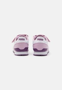 Białe i fioletowe sneakersy z siateczkową i skórzaną cholewką, zaokrąglonym noskiem, grubą podeszwą oraz wyraźnym logiem "PUMA" na pięcie.