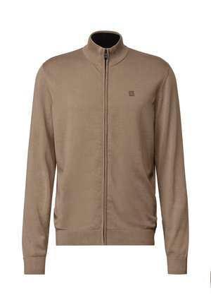 Giacca con zip frontale in tessuto marrone chiaro con colletto e polsini a costine. Presenta un piccolo logo sul petto. Texture liscia in tutto il capo.