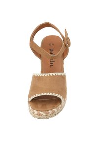 Bruine suède espadrille sandaal met open teen, enkelbandje en witte zigzagstiksels op de bovenkant. Gevlochten jute zool voegt textuur toe.