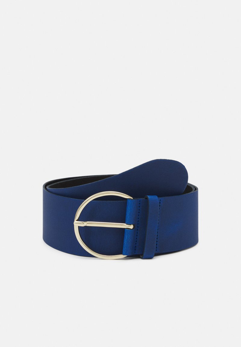 Blauwe leren riem met een glanzende afwerking, voorzien van een grote ronde goudkleurige gesp en een slank ontwerp.