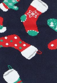 Jersey z motywem czerwonych i zielonych skarpetek świątecznych na granatowym tle, z wzorami takimi jak kropki i płatki śniegu.