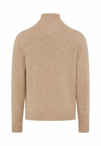Beige gebreide trui met een hoge hals, lange mouwen en geribbelde boorden. Zachte textuur en effen kleur zonder patronen of accenten.