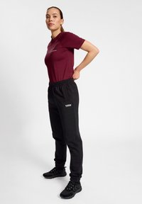 Hummel HMLNONI 2 0 - T-shirt print - cabernet