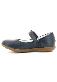 Chaussure Mary Jane en simili cuir bleu marine avec un bout rond, une sangle réglable et une semelle en caoutchouc marron clair, présentant une texture lisse.