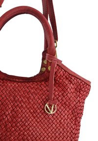Rode geweven leren handtas met een gestructureerde afwerking, ronde handvatten en een goudkleurig logoaccent. Inclusief details van messing hardware.