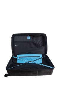 Maleta negra con carcasa dura, con un interior azul y logotipo, compartimentos con cremallera y correas ajustables para una mejor organización.