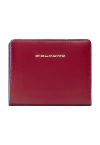 Rood lederen portemonnee met een gladde textuur, met een gouden "Piquadro"-logo. Het ontwerp is rechthoekig met blauwe accenten aan de randen.