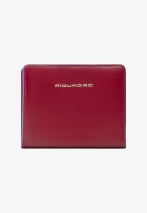 Rotes Lederportemonnaie mit glatter Textur, versehen mit einem goldenen "Piquadro"-Logo. Das Design ist rechteckig mit blauen Akzenten an den Rändern.