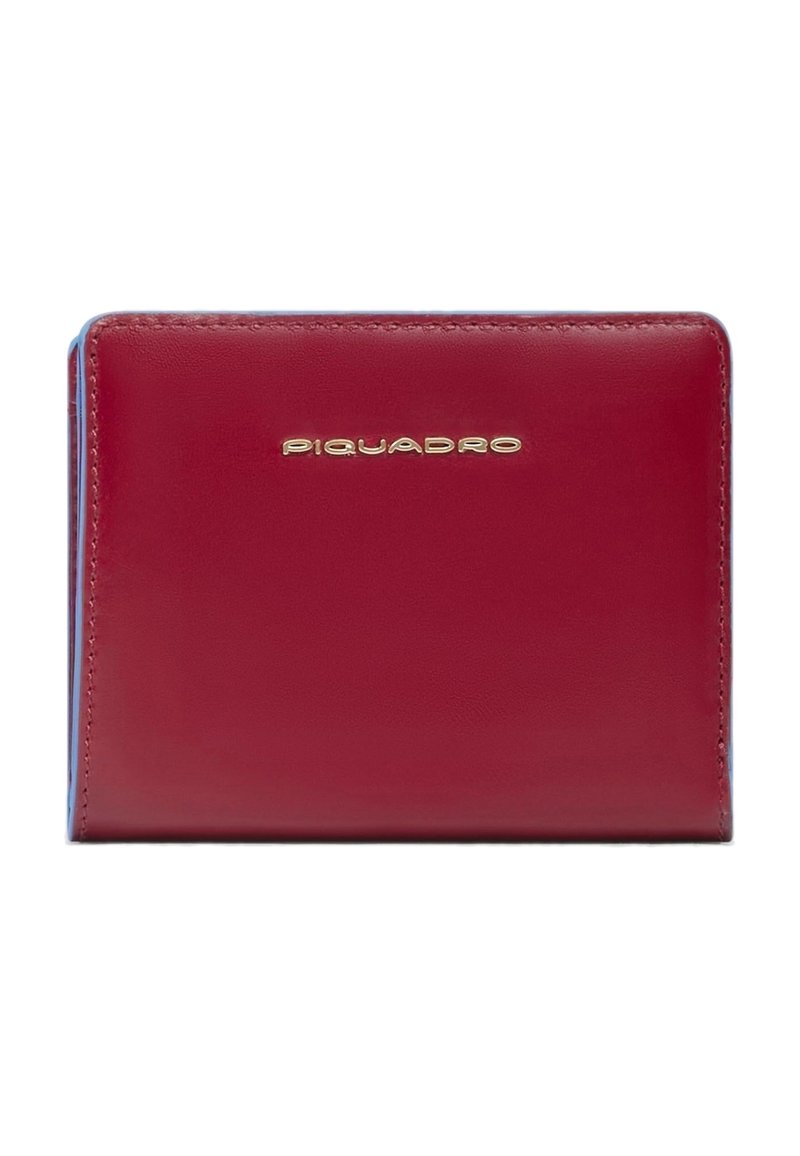 Rood lederen portemonnee met een gladde textuur, met een gouden "Piquadro"-logo. Het ontwerp is rechthoekig met blauwe accenten aan de randen.