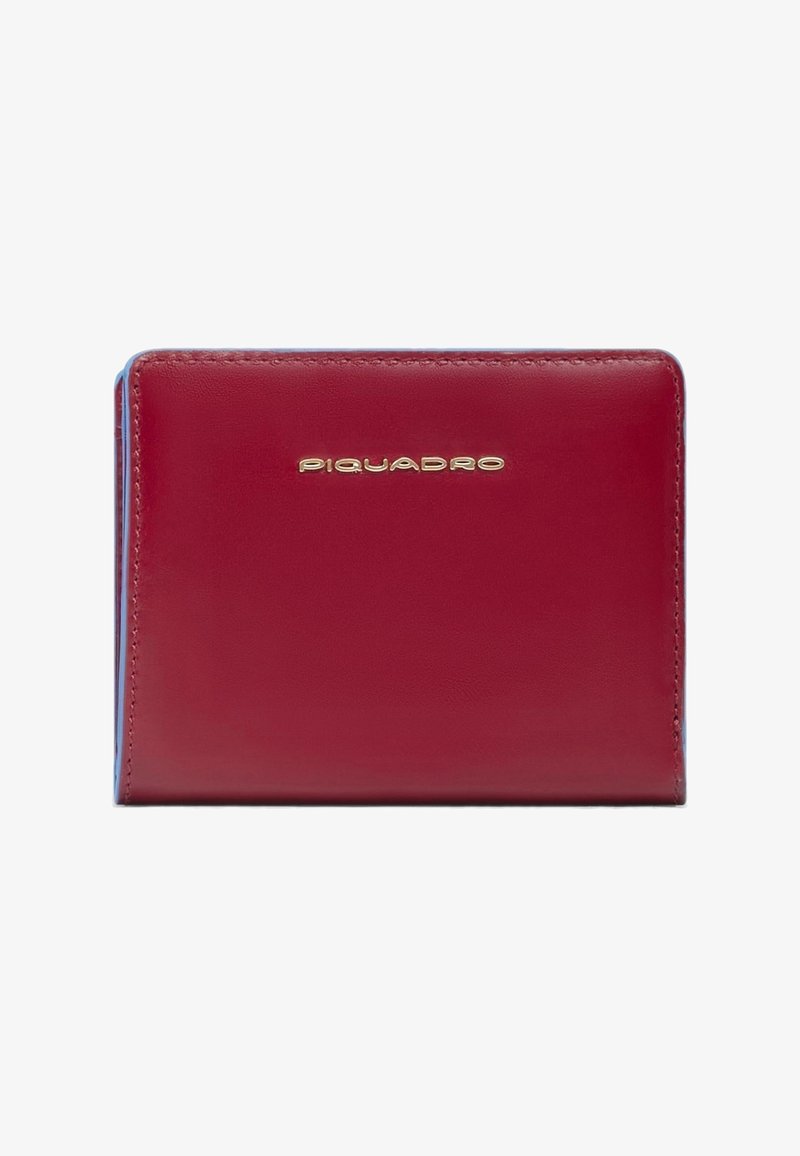 Rood lederen portemonnee met een gladde textuur, met een gouden "Piquadro"-logo. Het ontwerp is rechthoekig met blauwe accenten aan de randen.