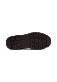 Suola di scarpa nera in gomma con un motivo di battistrada testurizzato, caratterizzato da scanalature e rilievi per migliorare la presa. Punta piatta e arrotondata con un branding ridotto.