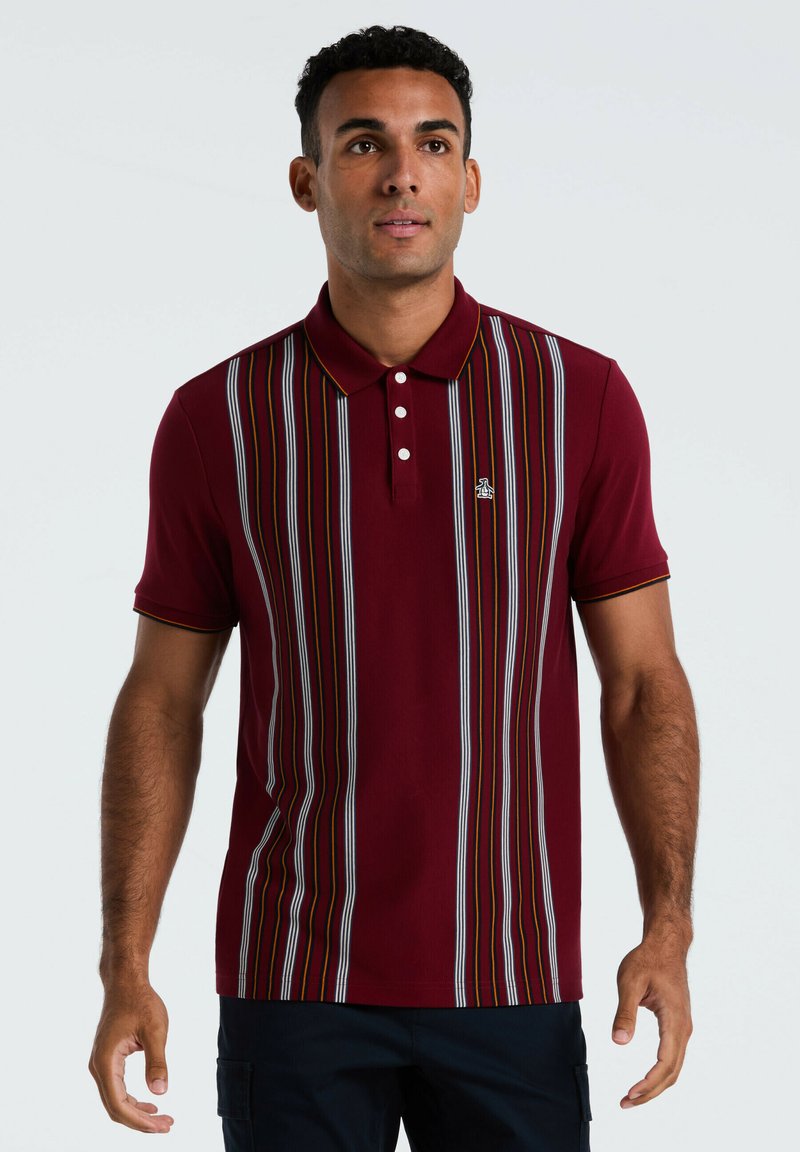 Bordeauxkleurig poloshirt met verticale strepen in blauw, geel, wit en rood. Het heeft een kraag met knopen en een klein logo op de borst.