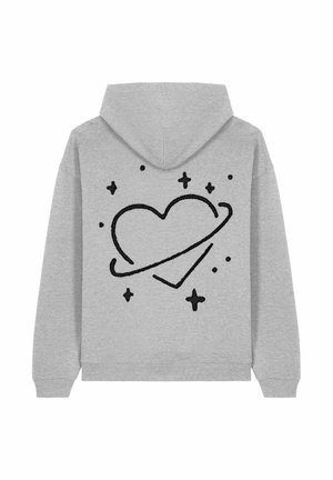 Hoodie gris avec un grand cœur noir brodé et un design d'orbite au dos, comportant des étoiles et un tissu texturé.