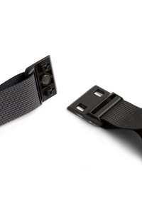 Schwarzer Nylonriemen mit strukturierter Oberfläche, ausgestattet mit zwei Kunststoffverbindern, einer mit rundem Knopf und einer mit rechteckigen Ausschnitten.