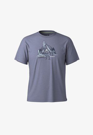 T-shirt gris à manches courtes en tissu doux, avec un design graphique de montagnes, d'arbres et d'une cabane imprimé sur le devant.