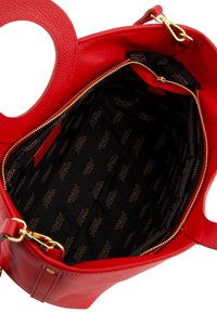 Rote Ledertasche mit runden Ausschnitten als Griffe. Das Innere ist mit einem schwarzen Stofffutter ausgestattet, das ein wiederholendes "VENEZIA"-Logomuster aufweist und über einen Reißverschluss schließt.