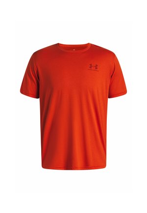 Rotes T-Shirt mit kurzen Ärmeln aus glattem Stoff. Verfügt über ein schwarzes Logo auf der Brust. Klassisches Rundhalsdesign, gerader Saum.