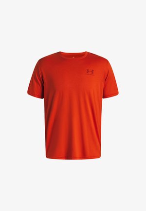 Rotes T-Shirt mit kurzen Ärmeln aus glattem Stoff. Verfügt über ein schwarzes Logo auf der Brust. Klassisches Rundhalsdesign, gerader Saum.