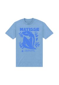 Světle modré tričko s modrou grafikou sedící postavy, text "MATISSE" a "Blue Nude II (1952)", se zelenými akcenty.