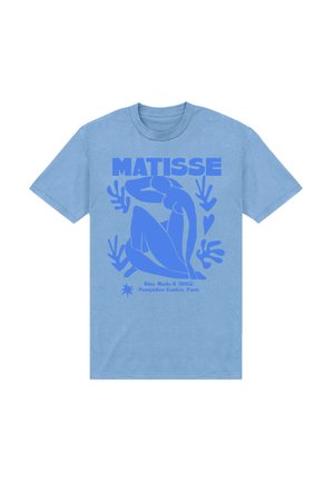 Jasnoniebieska koszulka z grafiką niebieskiej postaci w pozycji siedzącej, tekst "MATISSE" oraz "Blue Nude II (1952)", ozdobiona roślinnymi akcentami.