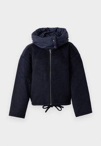 Chaqueta azul marino con cremallera y cuello alto abullonado, que presenta botones a presión y un dobladillo ajustable con cordón, sobre un fondo blanco.