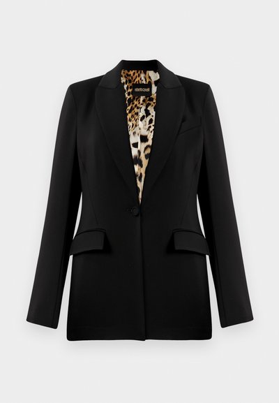 Fekete blézer testhez álló fazonnal, egy gombos záródással, két elülső zsebbel és leopárdmintás béléssel. Simító hatású anyag és struktúrált forma.