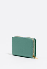 Portafoglio in pelle teal con una superficie testurizzata, forma rettangolare e hardware con zip dorata. Presenta un design pulito e minimalista.