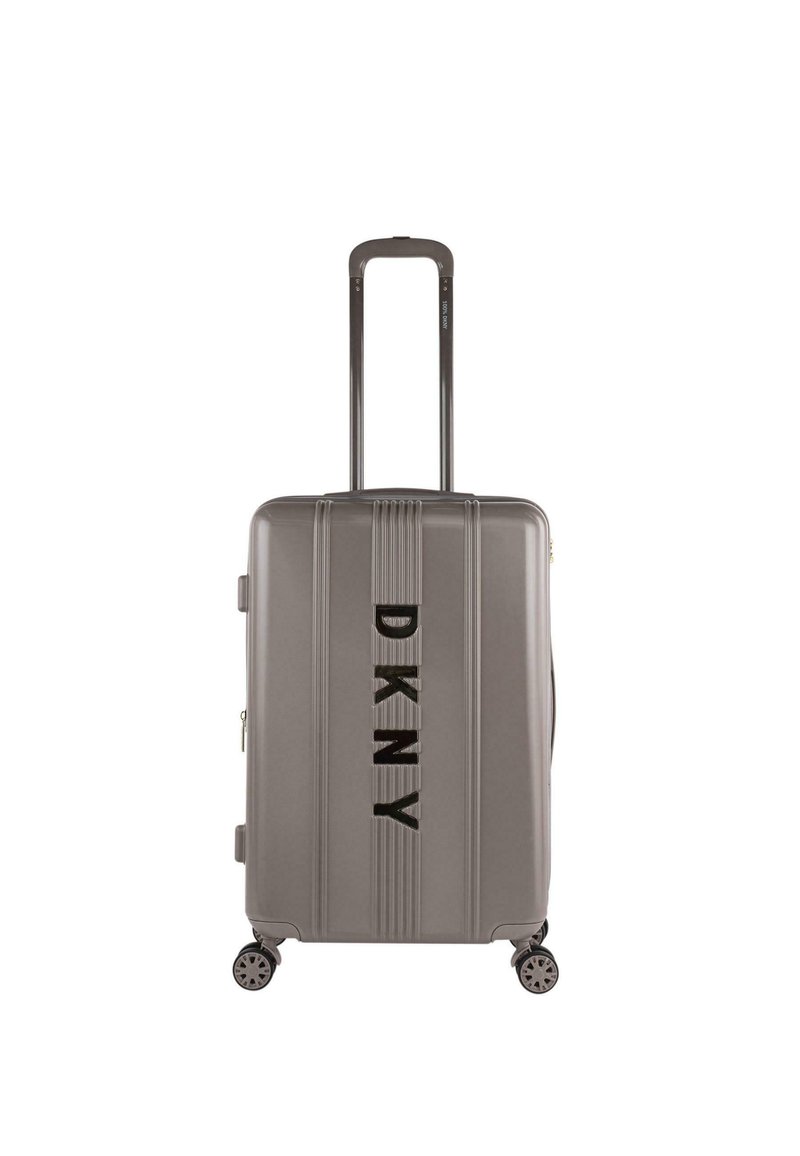 Maleta dura gris con ruedas dobles, estrías verticales y un logotipo negro prominente en la parte frontal. Incluye asa retráctil.