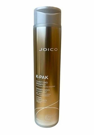 Joico K-PAK clarifying shampoo flaske i bronze med sølv låg, mærket til at fjerne klor og ophobning fra håret.