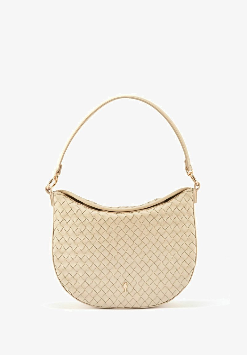 Beżowa torebka z plecionki skórzanej o zaokrąglonym kształcie, z jednym paskiem i subtelnym logo blisko dna, co tworzy teksturowane wykończenie.