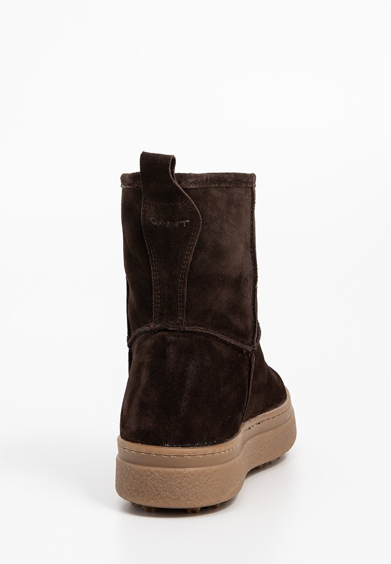 Braune Wildleder-Ankle Boots mit runder Zehenpartie und einer dicken, strukturierten beigen Sohle. Verfügt über eine hintere Zuglasche und dezente Markenkennzeichnung an der Seite.