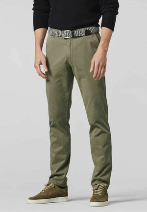 Olijfgroene katoenen chinos met een rechte snit, gecombineerd met een gestreepte riem en bruine suède sneakers met witte zolen.