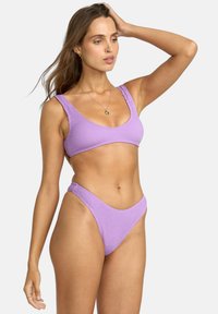 Lila texturerad bikini-set med en skärning av båda sidor, breda axelband och högskurna bikinitrosor.