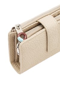 Beżowy portfel o fakturze z dwoma zamykanymi na zamek kieszeniami i dekoracyjnym uchwytem w czerwonym i jasnoniebieskim kolorze. Charakteryzuje się smukłym prostokątnym kształtem.