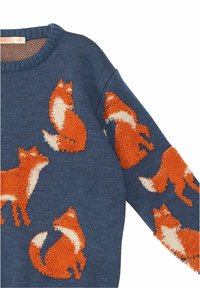 Blauer Pullover mit mehrfarbigen Fuchs-Motiven in Orange und Creme. Stricktextur mit geripptem Rundhalsausschnitt und Ärmeln.