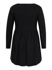 Svart kjole med lange ermer, tettliv og rynket, vid nederdel, vist bakfra på hvit bakgrunn.