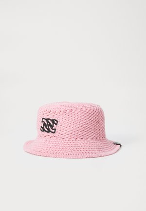 Rosa Bucket Hat aus Strickmaterial. Mit einem schwarzen gestickten Logo und einem flachen Rand. Strukturiert mit einem gewebten Muster.