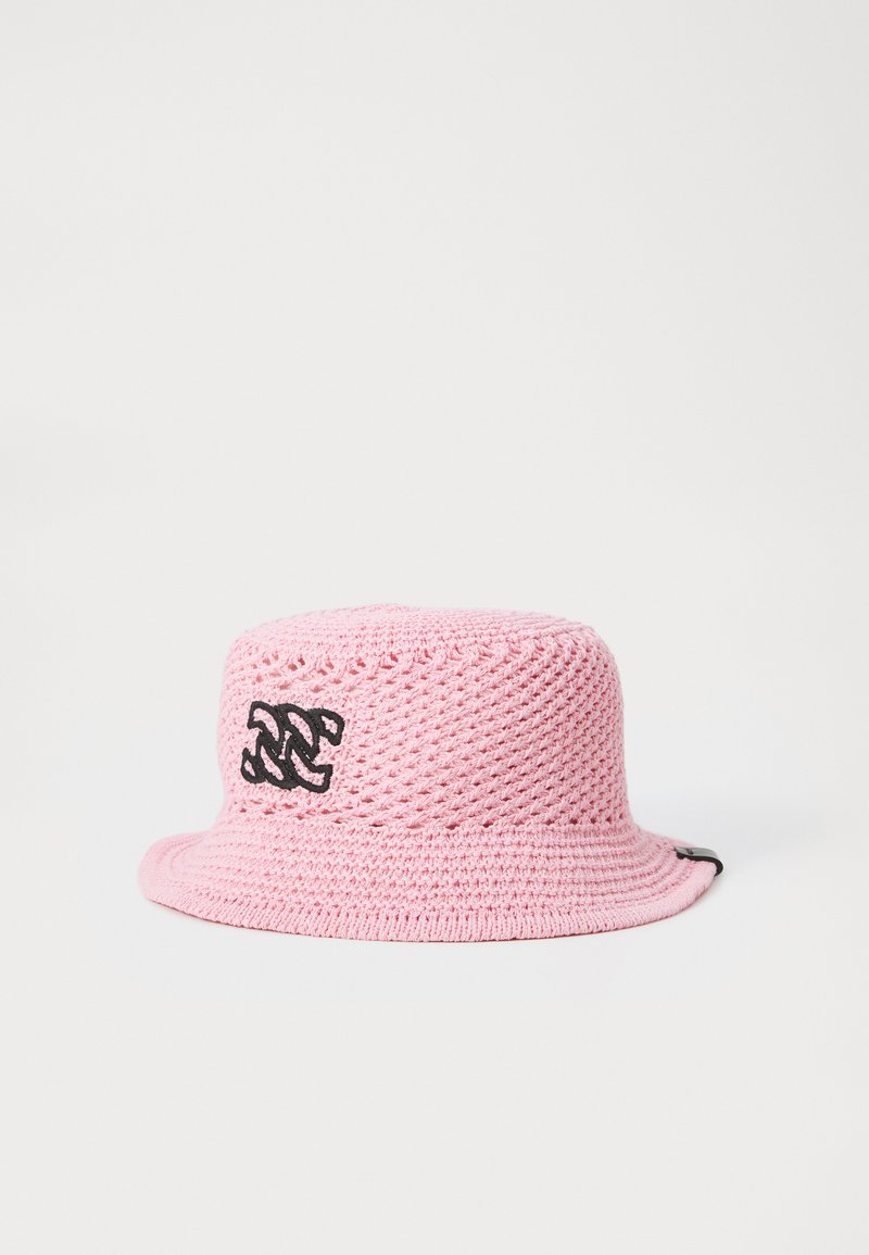Rosa bøttehatt laget av strikkemateriale. Har en svart brodert logo og en flat skjerm. Teksturyta overflate med et vevd mønster.