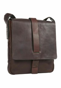 Borsa a tracolla in pelle marrone con chiusura a patta, tracolla regolabile e discreto logo impresso. Texture liscia e design snello.