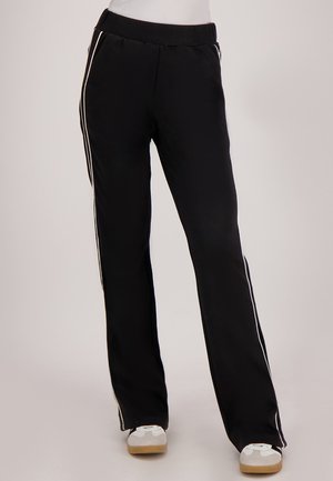 Zwarte sportbroeken met witte zijstreep, een platte tailleband en een recht model. Soepele stof met een comfortabele pasvorm.