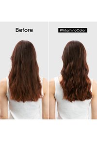 Images avant et après de cheveux. À gauche : cheveux lisses, longs, brun foncé. À droite : cheveux ondulés, de longueur moyenne, brun foncé éclatant avec une brillance ajoutée.
